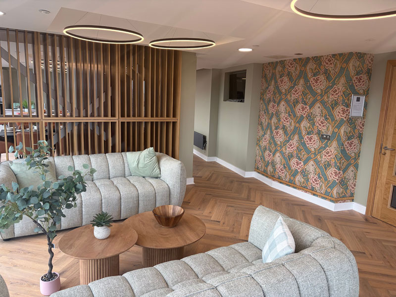 Accogliente area lounge nello studio di Liverpool, con divani e posti a sedere