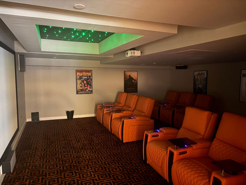 Sala cinema e multimediale presso il Liverpool Studio, dotata di comode poltrone
