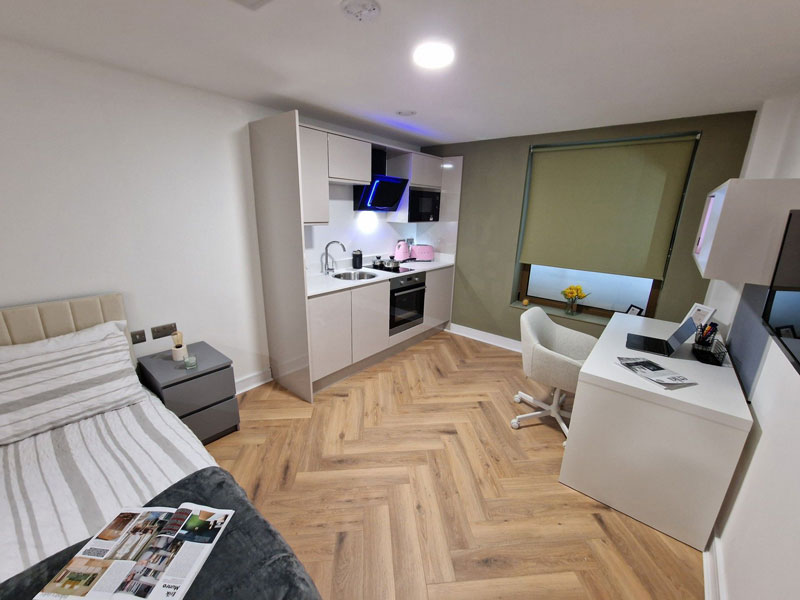 Moderno monolocale a Liverpool con letto, angolo cottura e scrivania