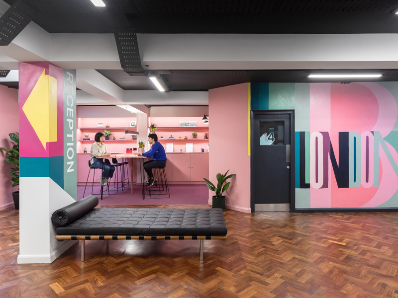 Recepción y zona común de la escuela Bayswater de Londres