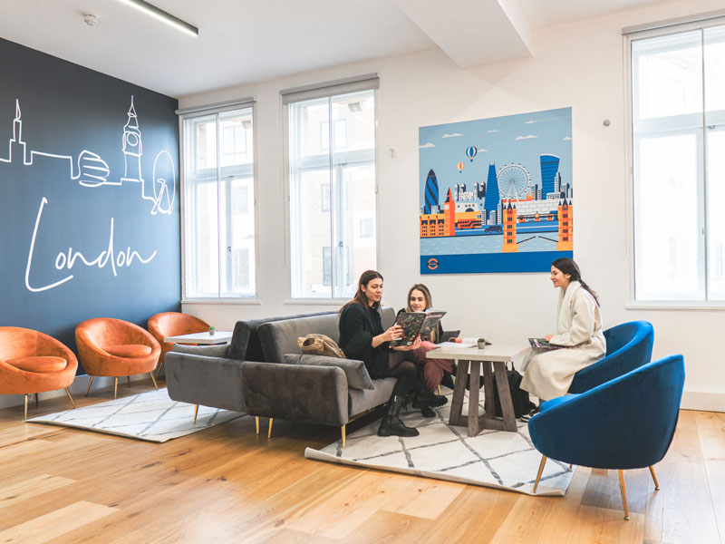 Studierende entspannen im Aufenthaltsraum während Sprachreise