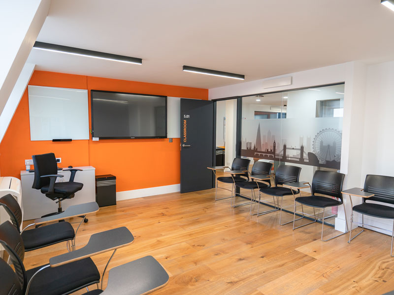 Moderner Klassenraum mit interaktivem Bildschirm für Englisch Sprachkurs