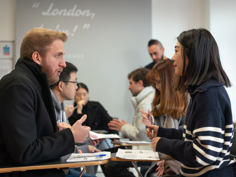 Unterricht mit Fokus auf Konversation und Hörverständnis im Englischkurs