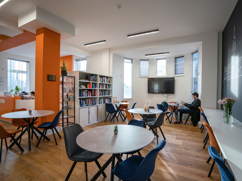 Bibliothek und Loungebereich zum Selbststudium während Sprachreise