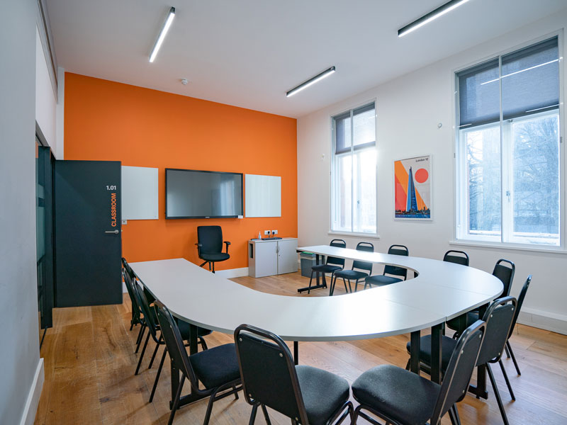 Heller Unterrichtsraum für Grammatik- und Vokabeltraining im Sprachkurs