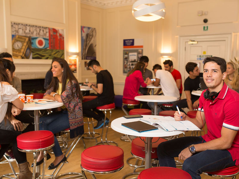 Studierende lernen gemeinsam im Aufenthaltsraum während Englisch Sprachkurs