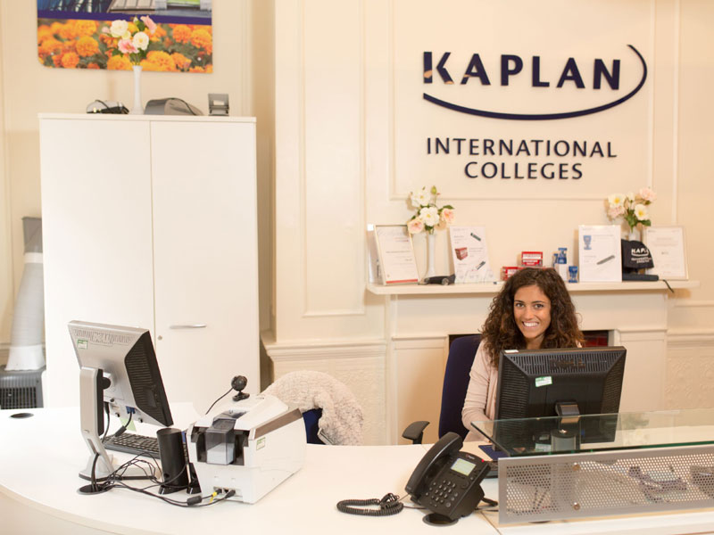 Empfangsbereich der Sprachschule mit Beratung zu Sprachreisen