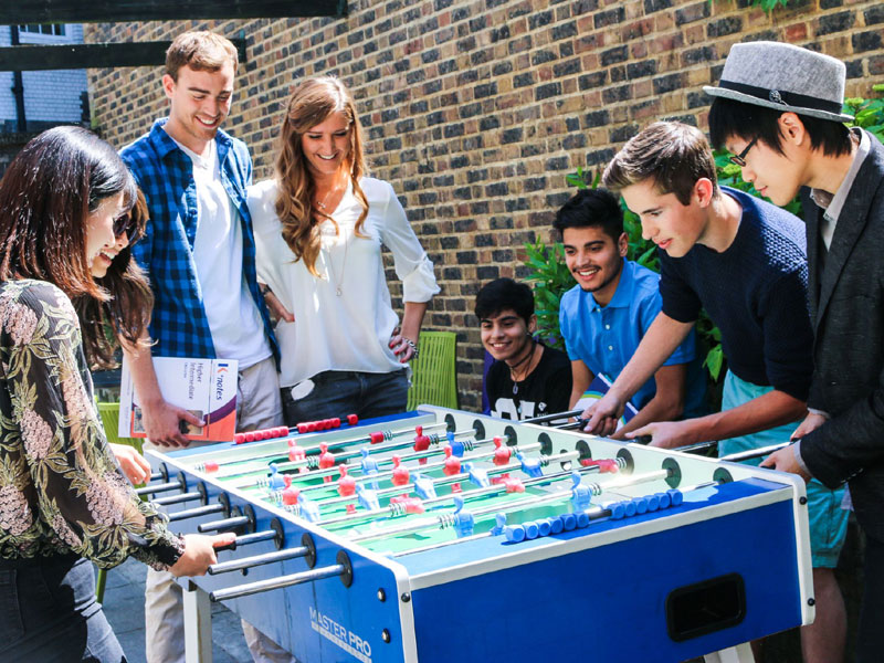 Freizeitbereich mit Teilnehmenden beim Tischfußball während Sprachreise