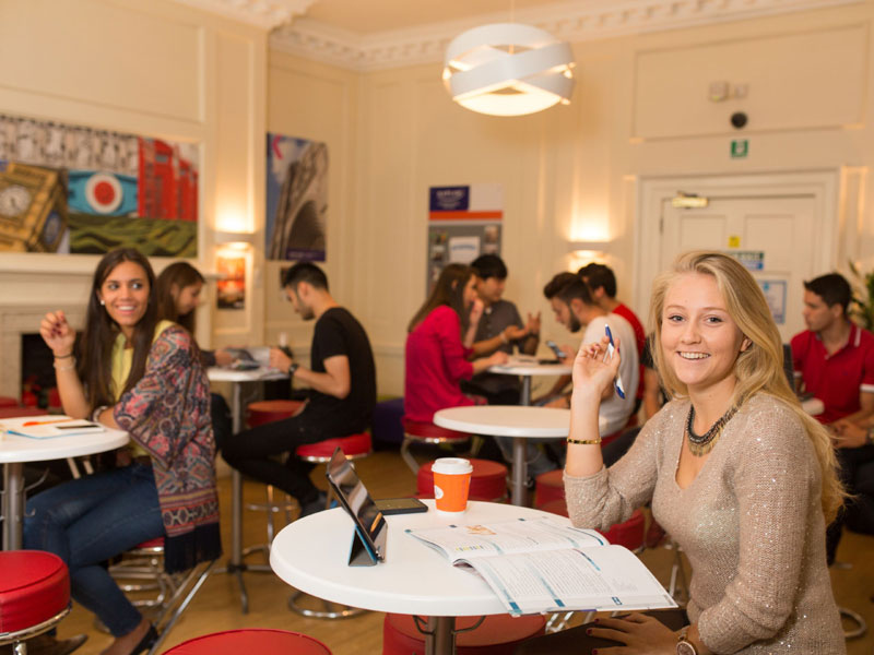 Lernende im Gemeinschaftsraum beim Englischtraining im Sprachkurs
