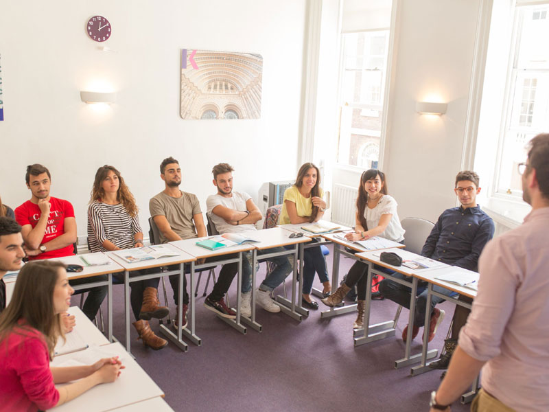 Unterricht mit Fokus auf Kommunikation und Grammatik im Englisch Sprachkurs