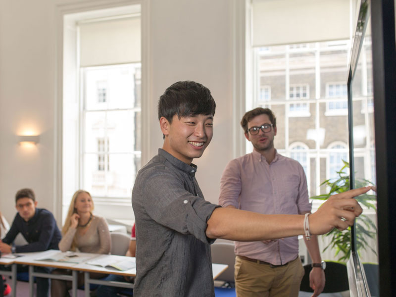 Interaktiver Unterricht mit digitaler Tafel im Englisch Sprachkurs