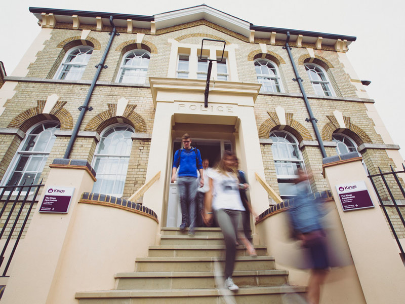Eingangsbereich der Kings London Beckenham Sprachschule in einem historischen Gebäude