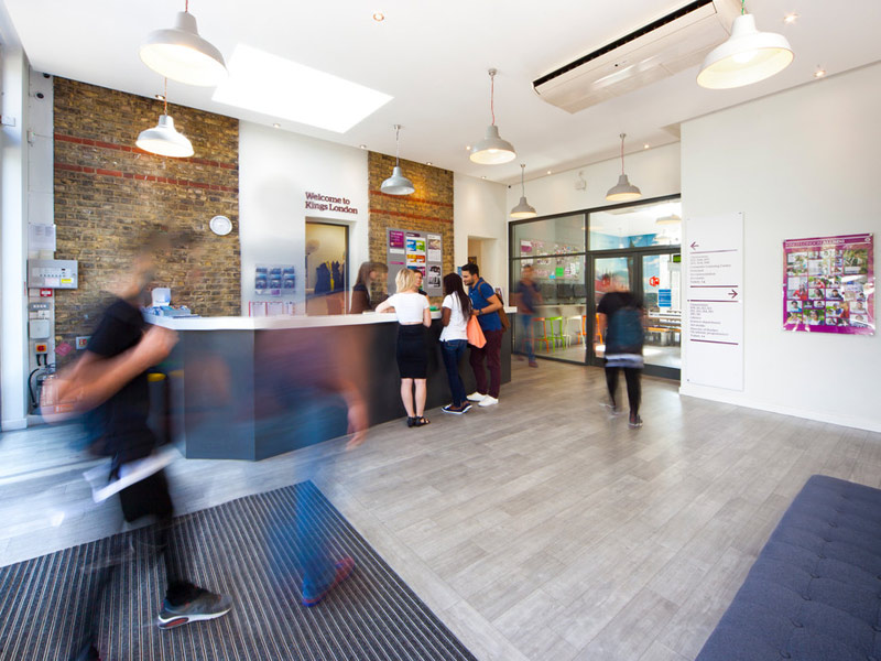 Moderner Empfangsbereich der Kings Sprachschule London Beckenham mit Studierenden und Mitarbeitenden