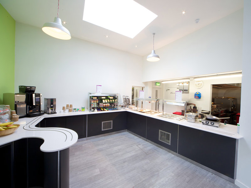 Schulkantine mit Selbstbedienungsbereich und moderner Einrichtung an der Kings London Beckenham