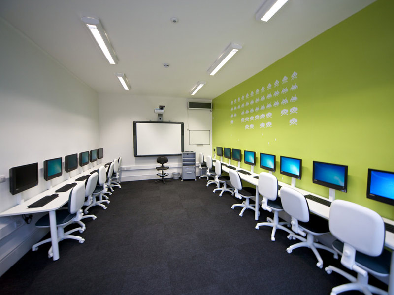 Moderner Computerraum der Kings London Beckenham mit mehreren Arbeitsplätzen und interaktivem Whiteboard