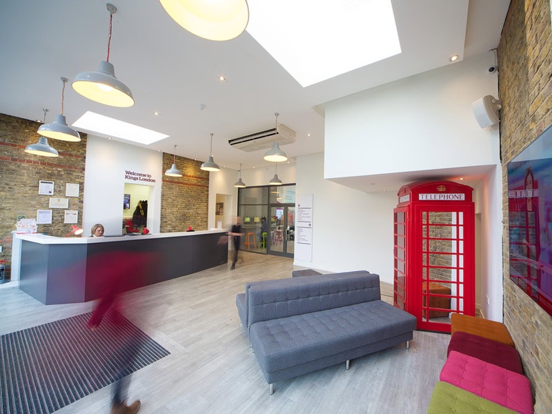 Empfangsbereich der Kings London Beckenham Sprachschule mit Sitzgelegenheiten und einer roten Telefonzelle als Dekoration
