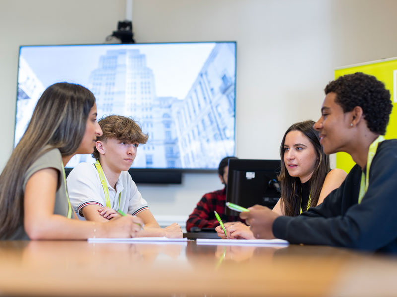 Jugendliche Sprachschüler arbeiten im Unterricht der LSE London gemeinsam an einer Aufgabe