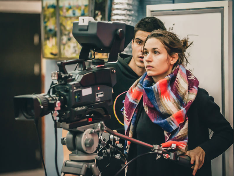 Schüler der LSE London üben den Umgang mit professionellen Filmkameras im Medienunterricht