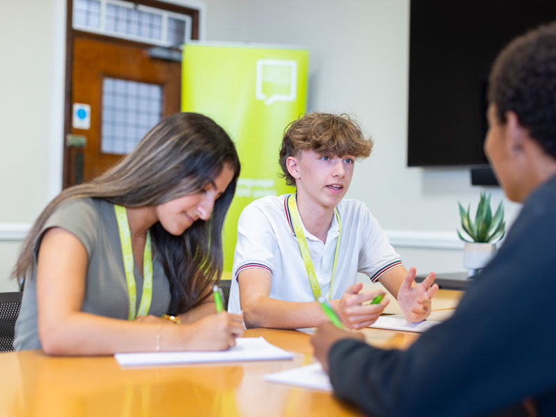 Engagierte Sprachschüler diskutieren miteinander im Unterricht an der LSE Sprachschule London