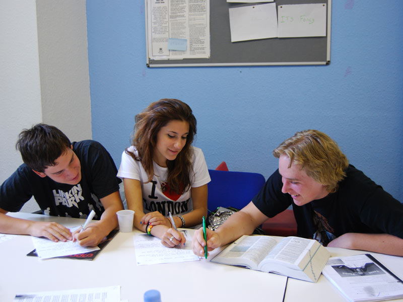 Lernende beim gemeinsamen Englischtraining im Klassenzimmer