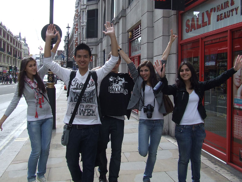 Jugendliche erkunden London nach dem Sprachkurs