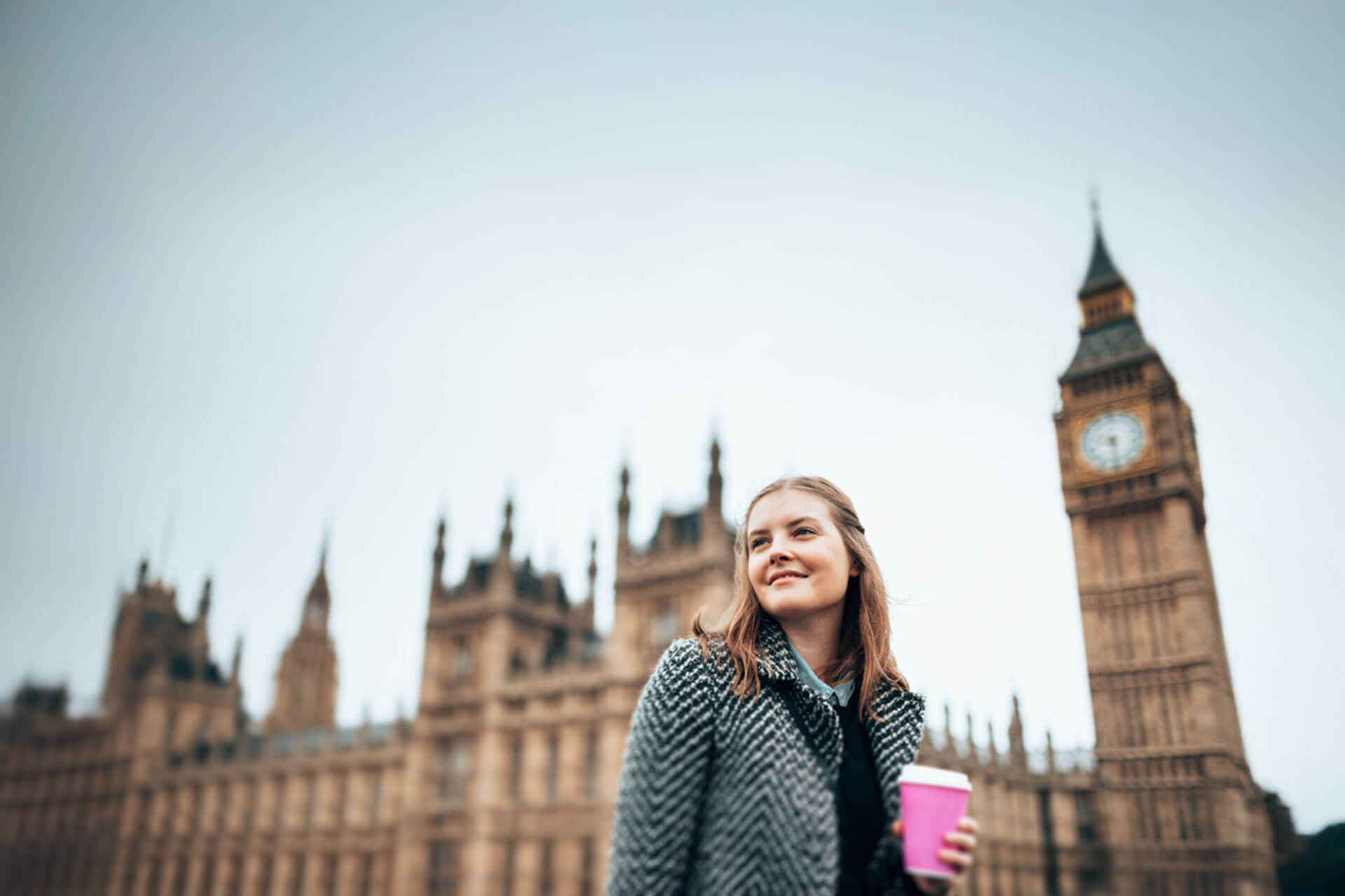 Teilnehmerin genießt Freizeit während Englisch Sprachreise in London
