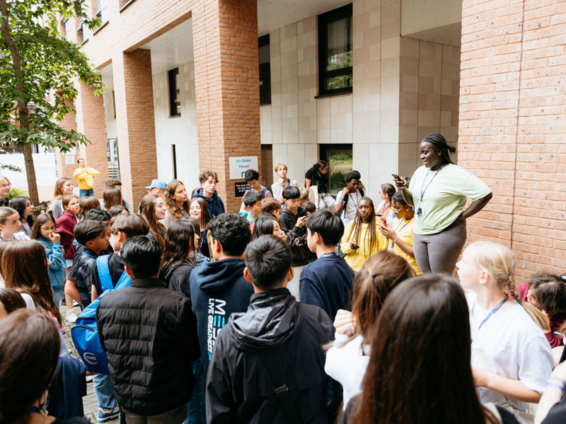 Gruppe junger Sprachschüler:innen versammelt sich vor dem Gebäude der St Giles Sprachschule London