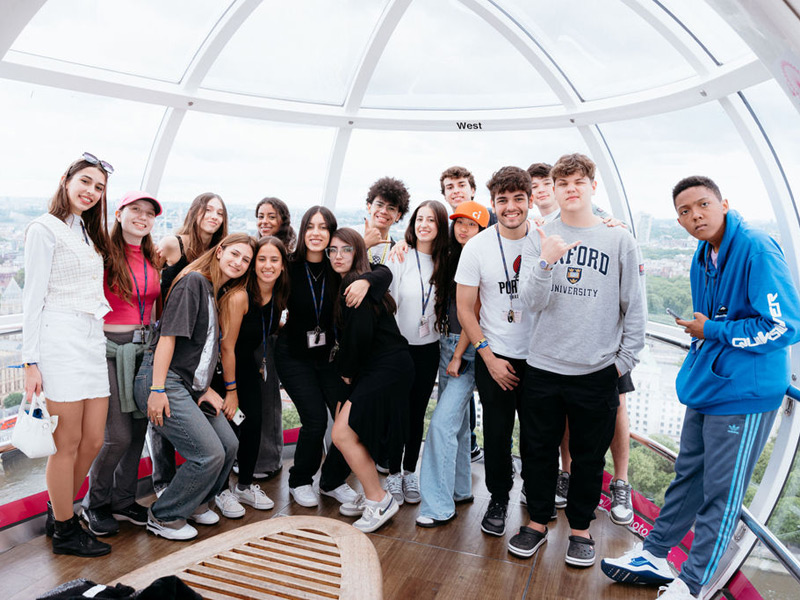 Schüler:innen der Sprachschule genießen den Ausblick aus einer Gondel des London Eye