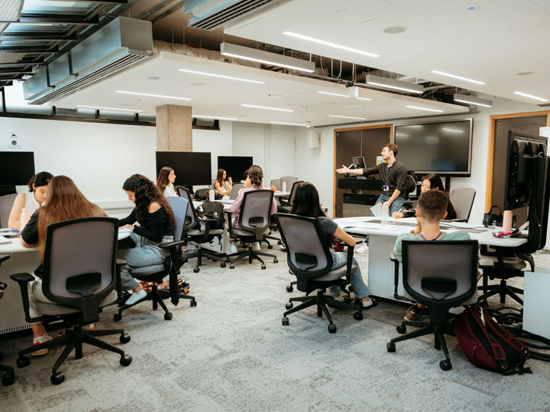 Englischunterricht in einem großzügigen, modern ausgestatteten Klassenraum