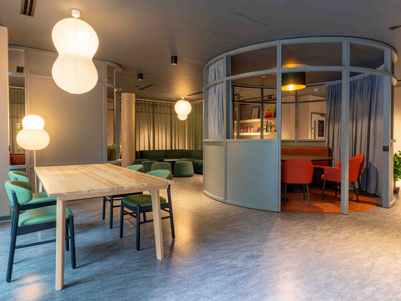 Espace de détente avec des sièges à la résidence iQ London City à Londres