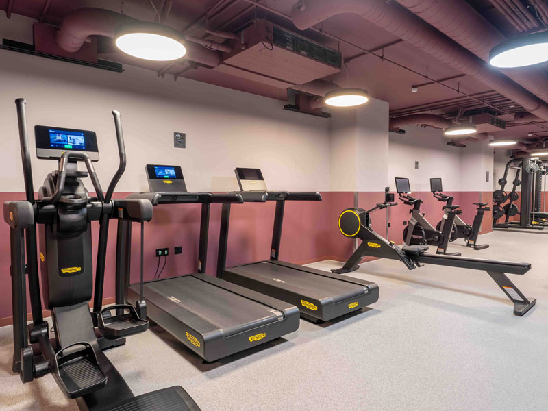 Espace de remise en forme moderne à la résidence iQ London City pour les étudiants en langues à Londres