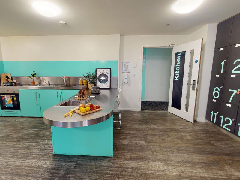 Cuisine moderne à la résidence étudiante iQ London City lors d'un séjour linguistique à Londres