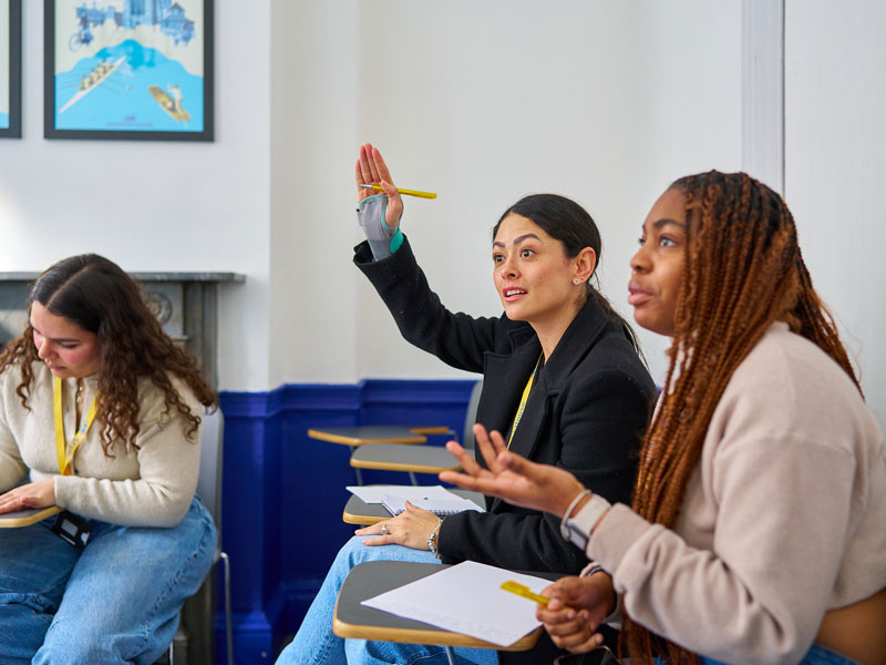 Teilnehmer beteiligen sich aktiv am Unterricht und trainieren ihre Sprachkenntnisse im Englisch Sprachkurs gezielt