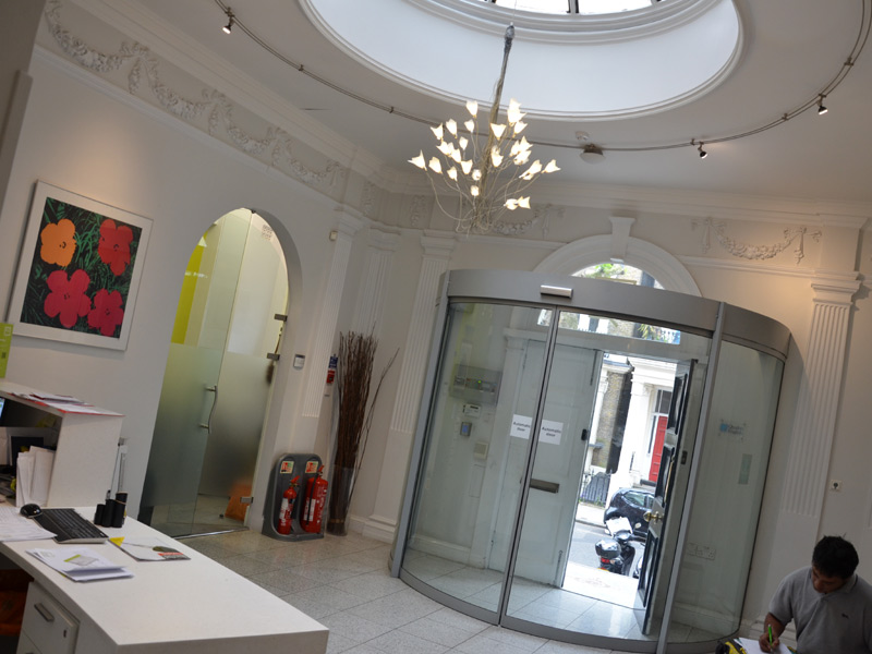 Empfangsbereich der Sprachschule mit moderner Ausstattung