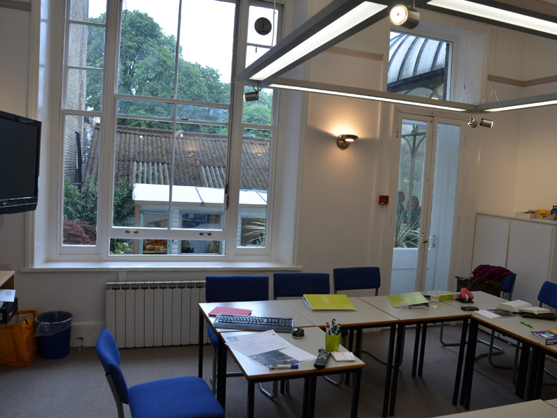 Heller Unterrichtsraum für Grammatik- und Konversationstraining