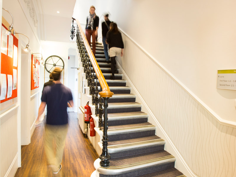 Treppenaufgang der Sprachschule mit Studierenden