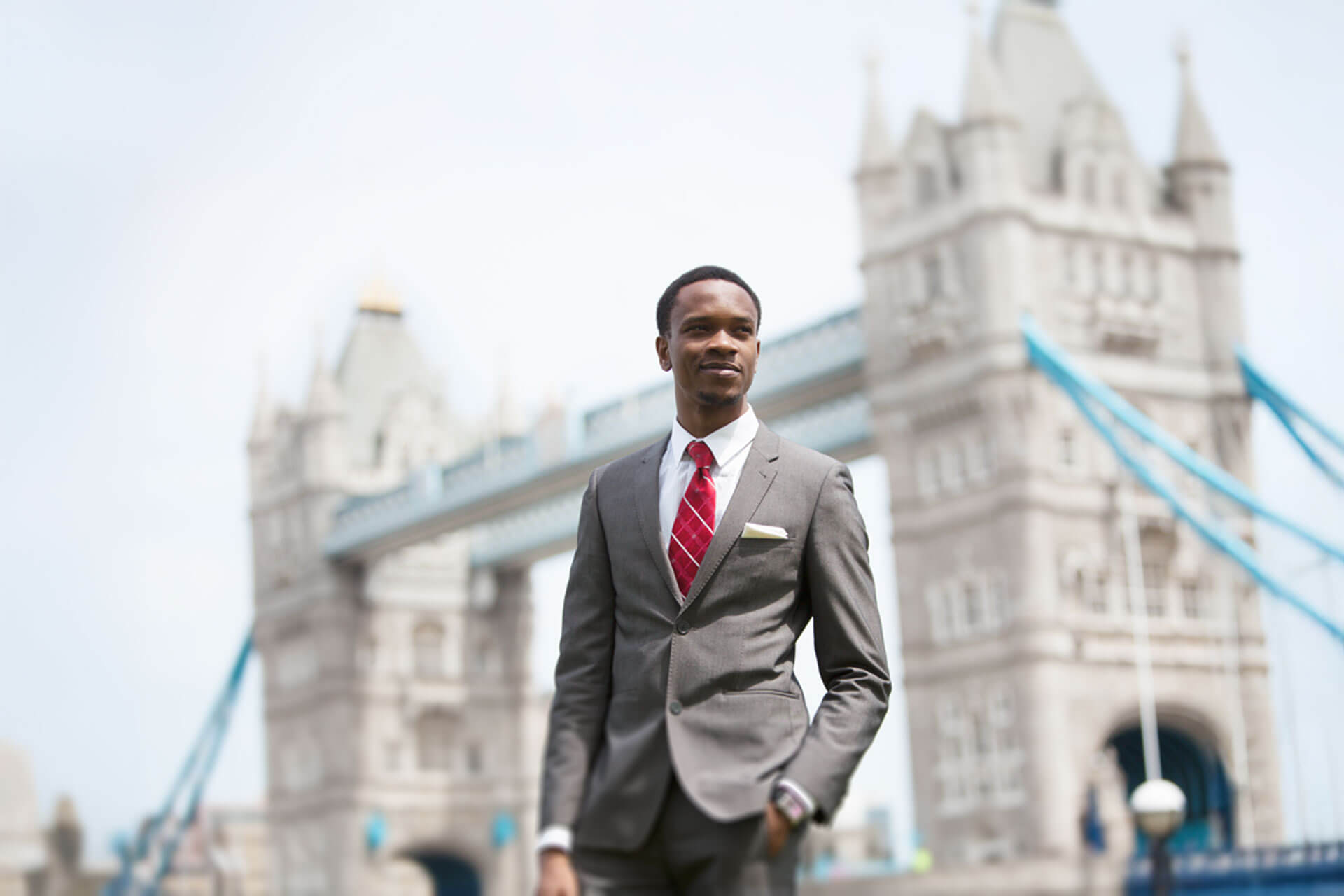 Teilnehmender einer Business Englisch Sprachreise in London vor der Tower Bridge