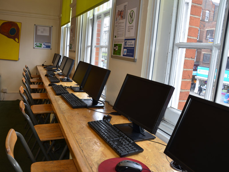 Computerraum für Onlineübungen und Grammatiktraining im Sprachkurs