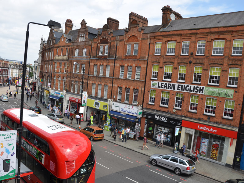 Sprachschule im Stadtviertel mit typischer Londoner Architektur