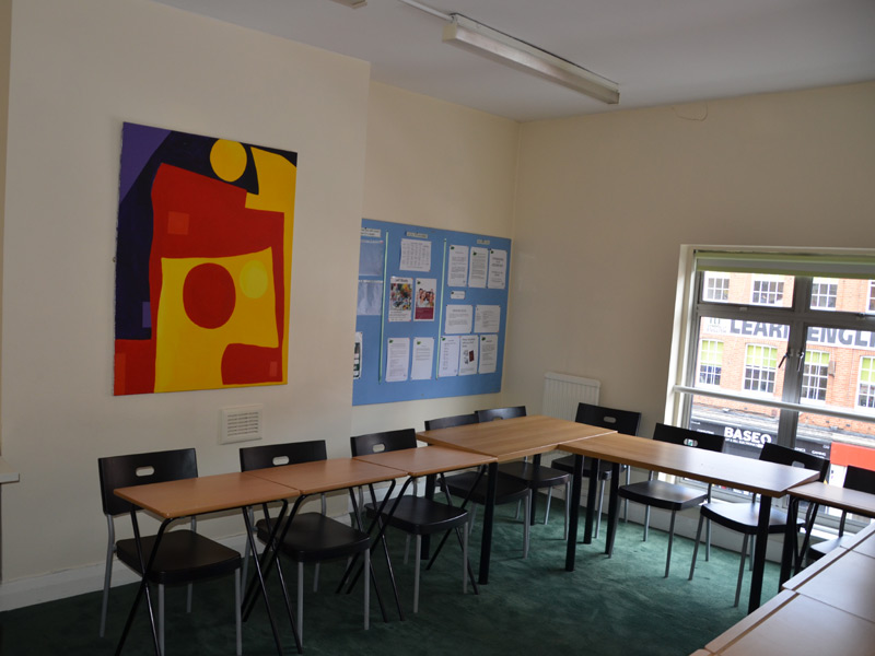 Unterrichtsraum für Vokabeltraining und Kommunikation im Englischkurs