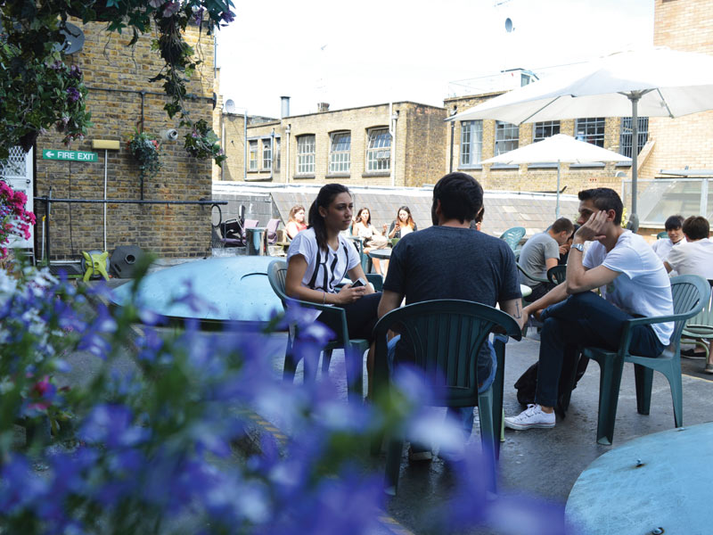 Sonnenterrasse der Sprachschule für Gespräche und Hörverständnisübungen