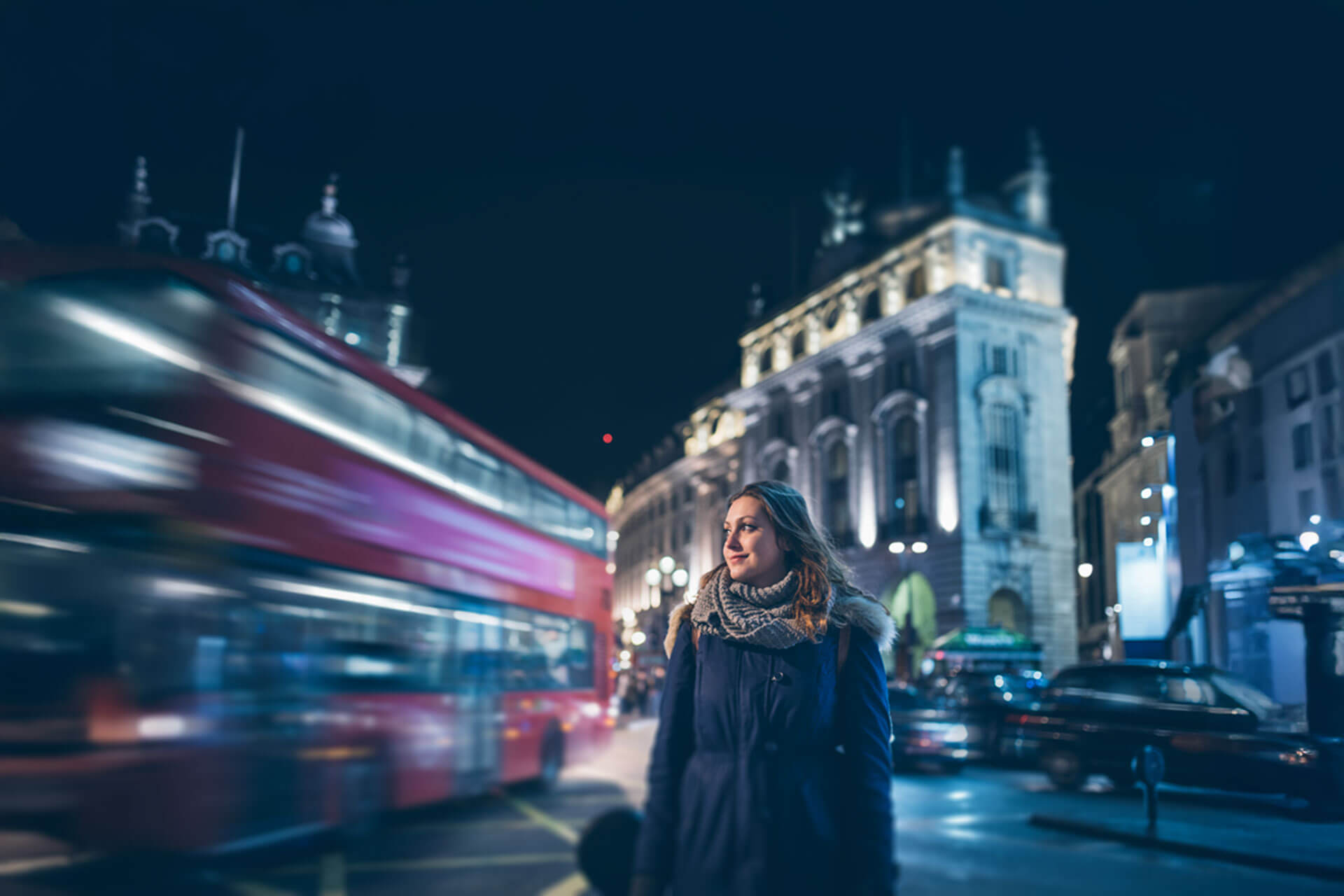 Teilnehmerin erkundet London bei Nacht während Englisch Sprachreise