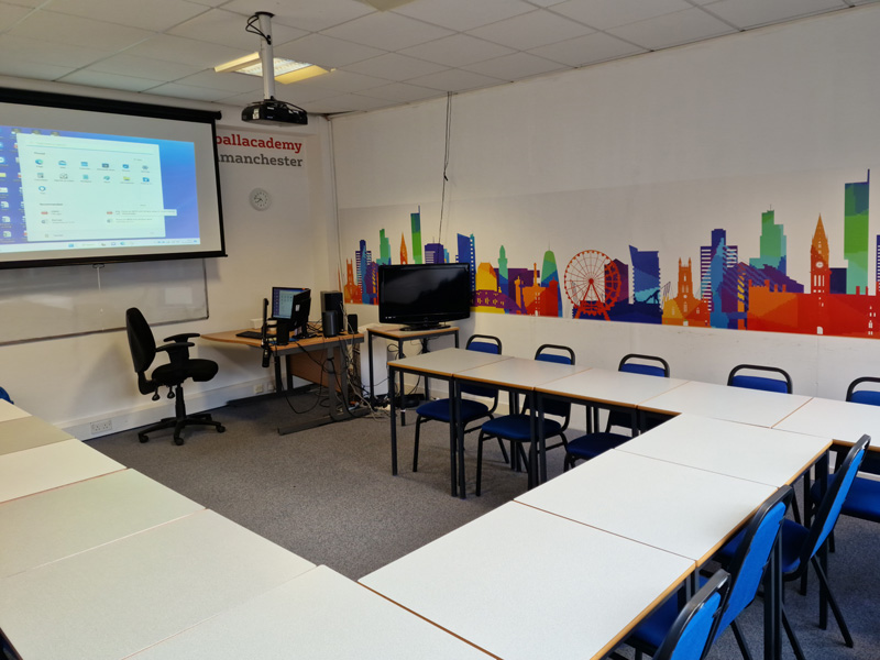 Klassenzimmer der International House Manchester mit moderner Technik und farbenfroher Wanddekoration