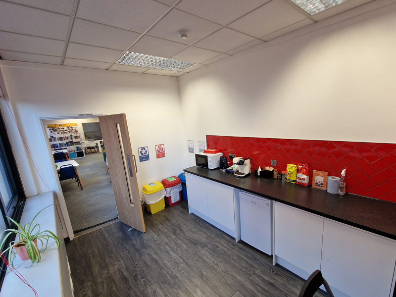 Küche der International House Manchester mit Kaffee- und Snackbereich für Sprachschülerinnen und Sprachschüler