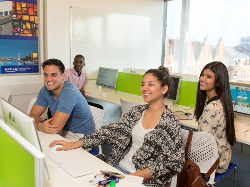 Lernende im Englischkurs üben Grammatik und Konversation in der Sprachschule