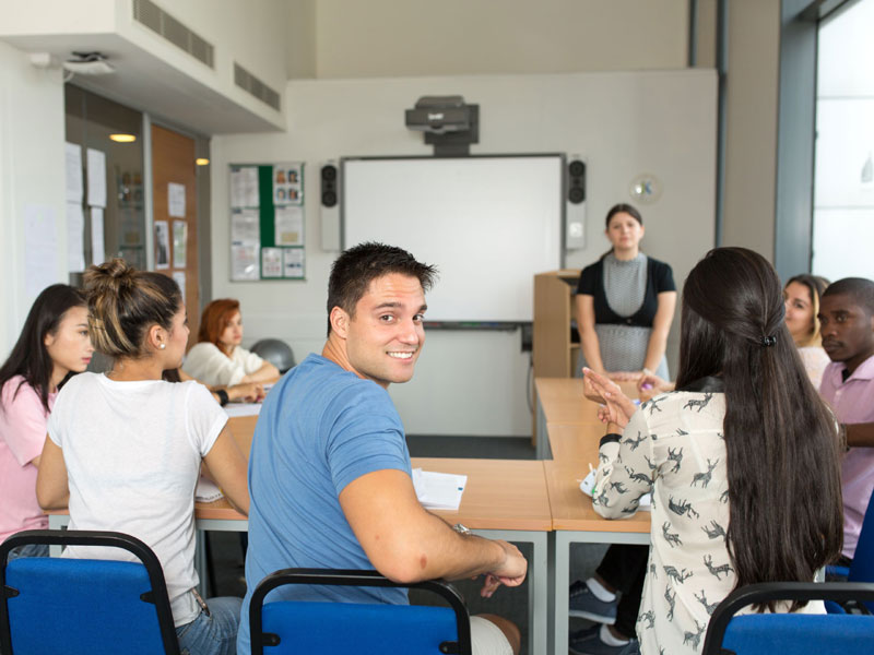 Englischunterricht in Kleingruppe mit Fokus auf Kommunikation und Sprachpraxis