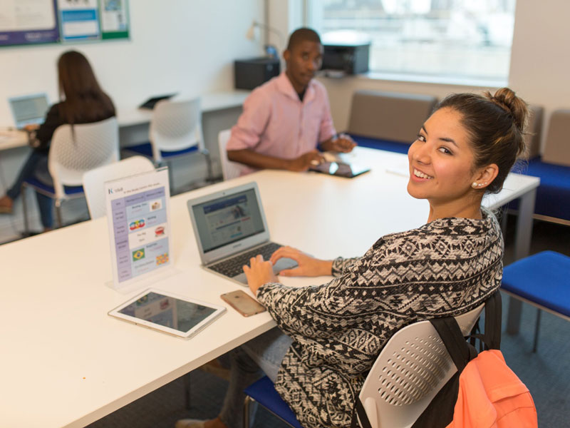 Teilnehmende am Laptop vertiefen Hörverständnis und Wortschatz im Sprachkurs