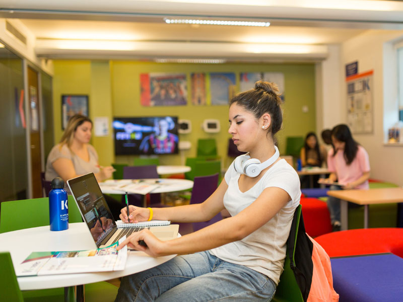 Englisch lernen im Aufenthaltsraum der Sprachschule mit Schreibtraining