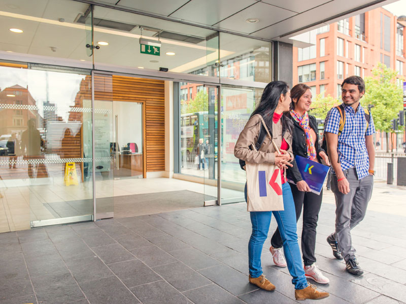 Teilnehmende verlassen gemeinsam die Sprachschule nach dem Englischkurs