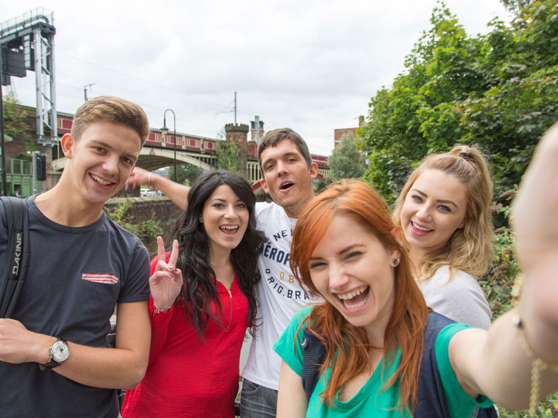 Gruppe junger Lernender lacht während ihrer Englisch Sprachreise in Manchester